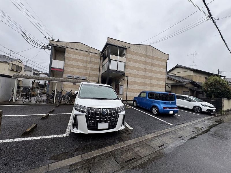 レオパレスレグルス 駐車場