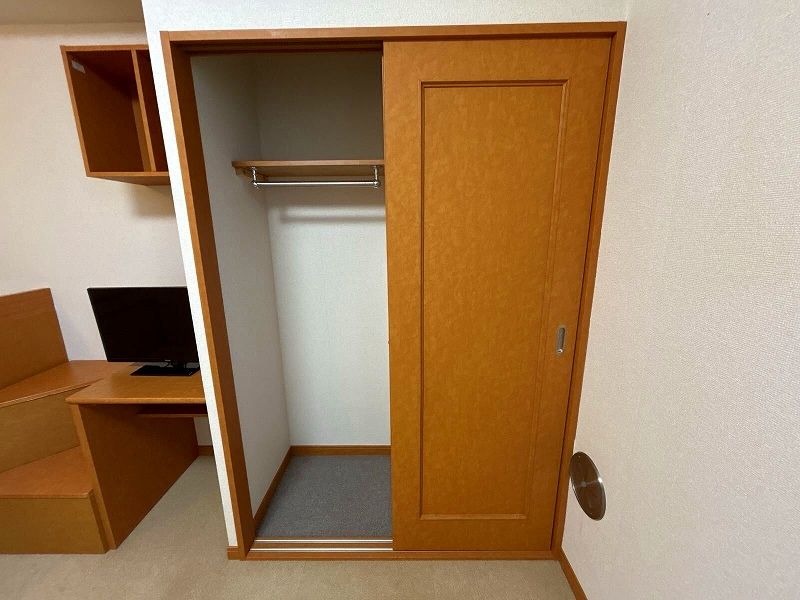 レオパレスプランドール高島 収納