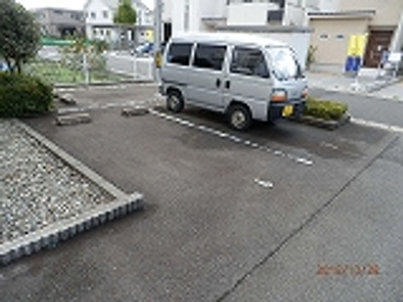レオパレスニュー北府 駐車場