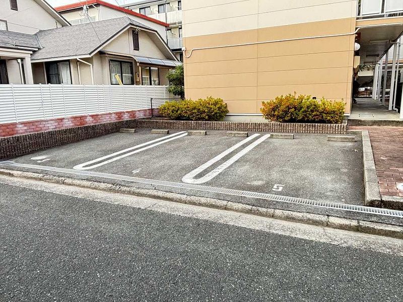 レオパレスエクレール 駐車場