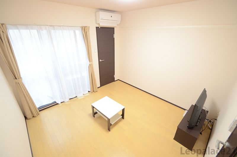 CLEINO KANAME Living room