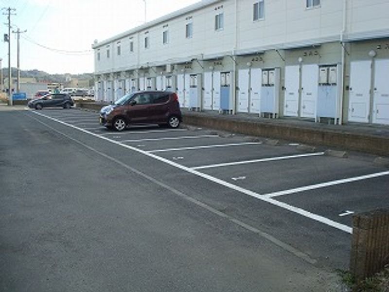 レオパレスライムライト塩 駐車場