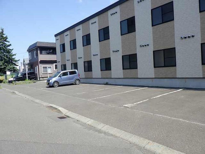 レオパレスエスティー川北 駐車場