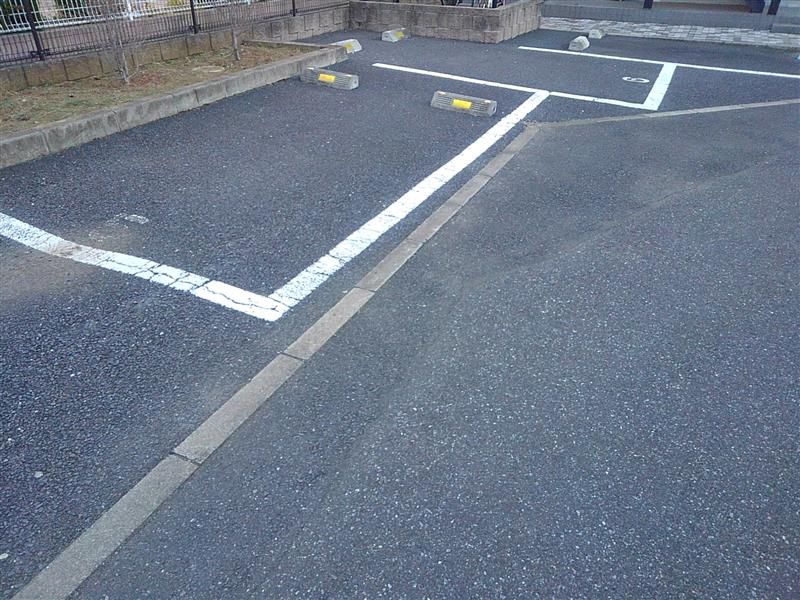 レオパレスプランドールＫＯＺＵ 駐車場