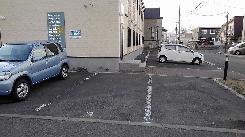 レオパレスクレールはまなす 駐車場