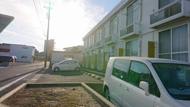 レオパレスつつじが丘 駐車場