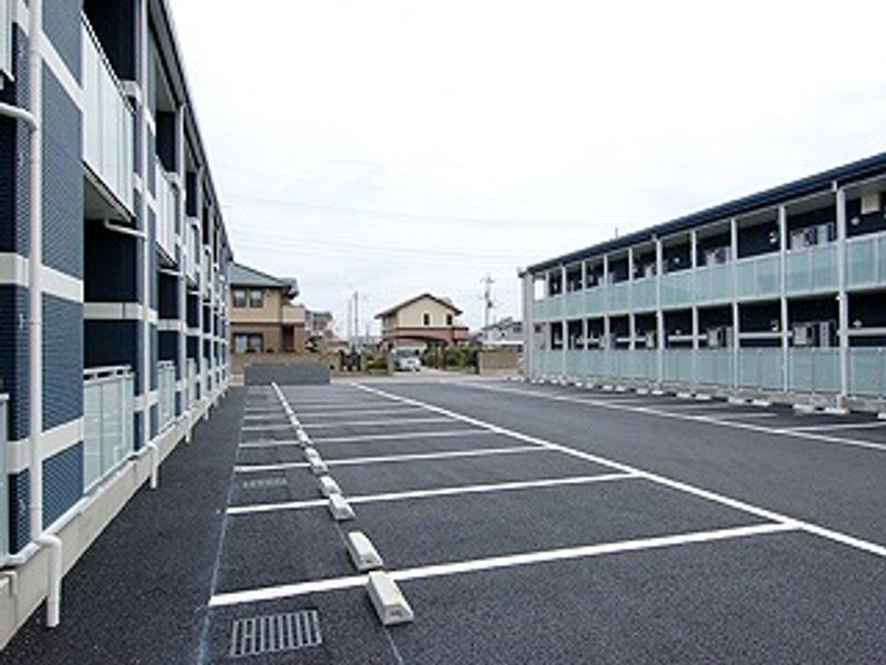 レオネクストジュネスⅥ 駐車場