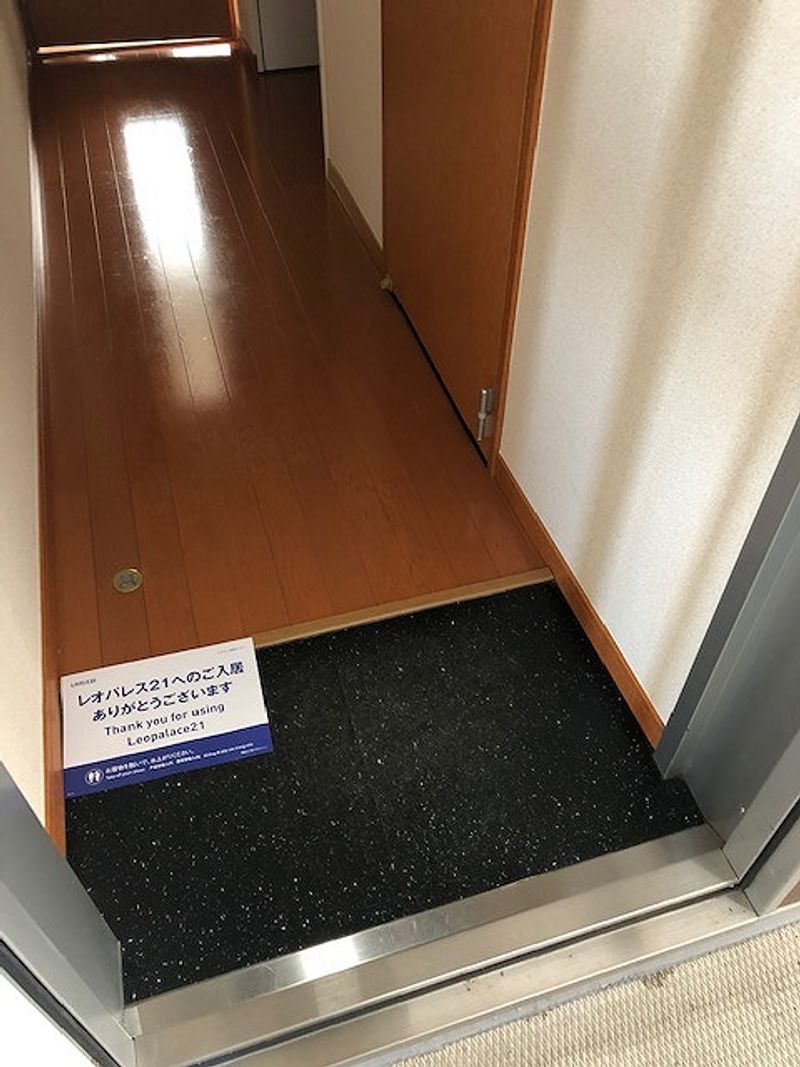 レオパレス太平寺 玄関