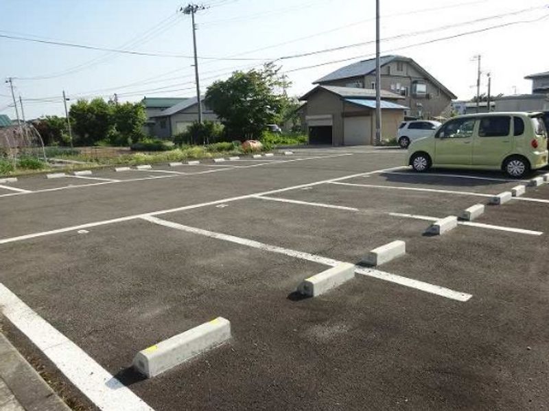 レオパレスエスポワール八幡 駐車場