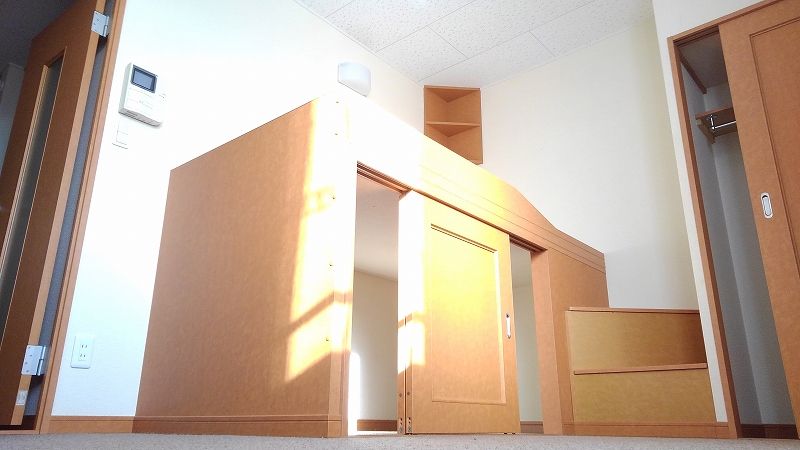 レオパレス津興 居間