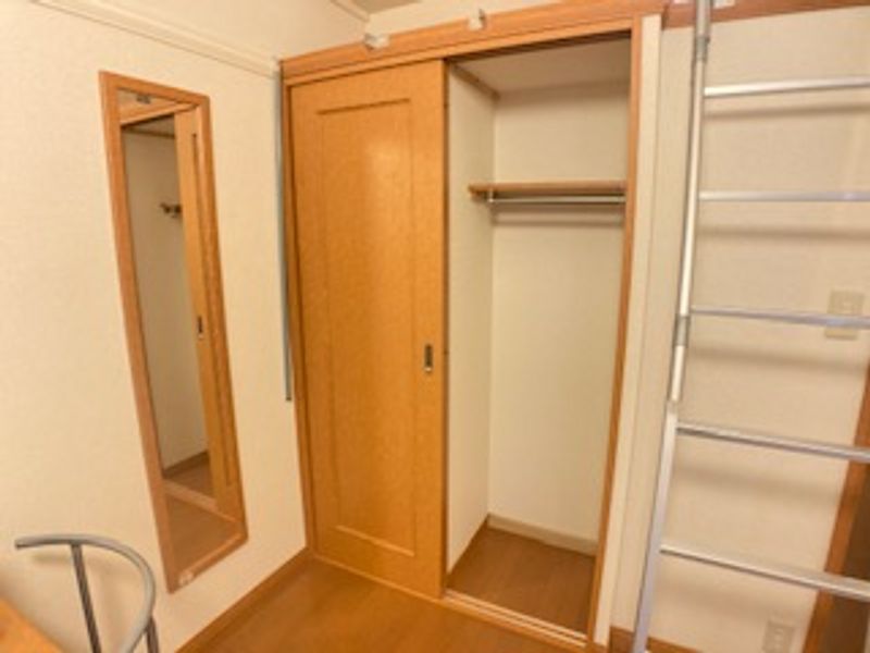 レオパレスパティオ仁川 収納