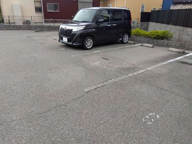 レオパレスハピネス１８ 駐車場