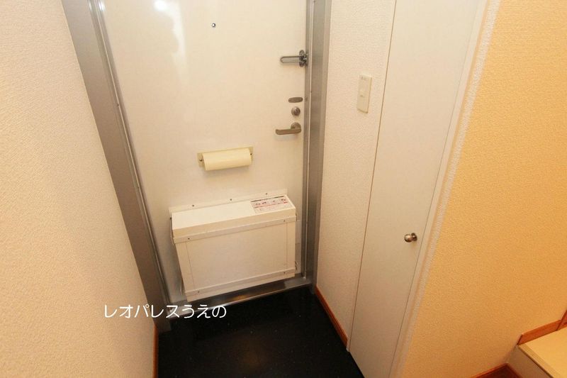 レオパレスうえの 玄関