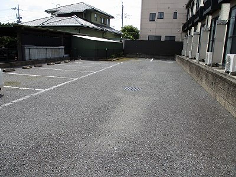 レオパレスマロン 駐車場