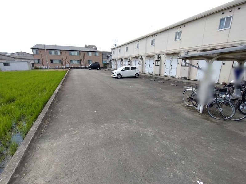 レオパレスアントラー 駐車場