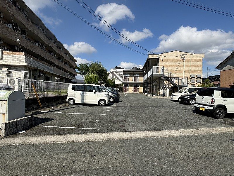レオパレスアスリーサ 駐車場