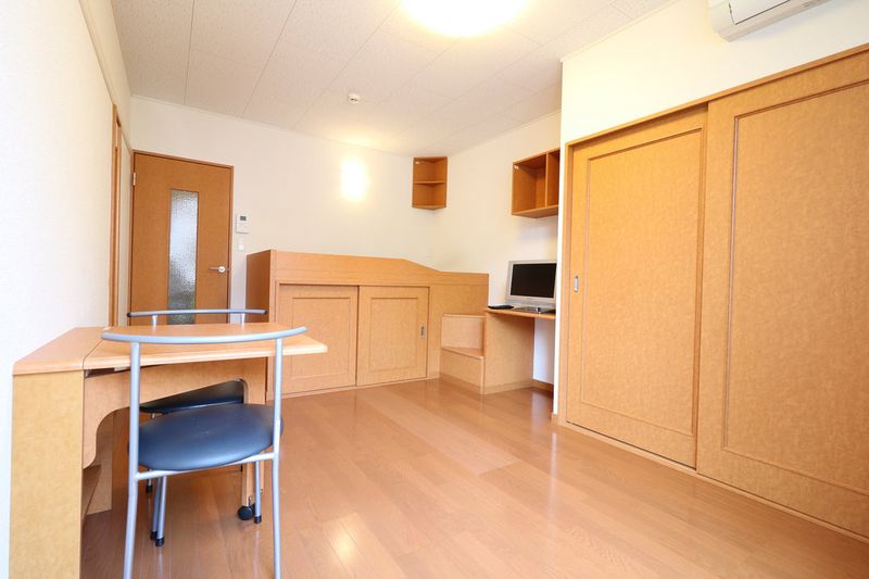 レオパレス余内 居間