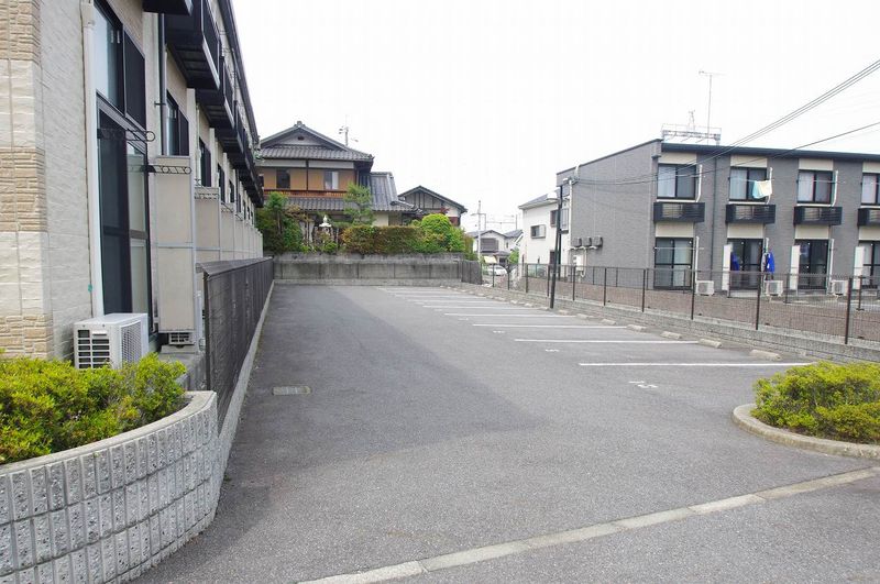 レオパレスポケット 駐車場
