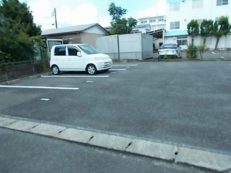 レオパレスフリーダム　南金目 駐車場