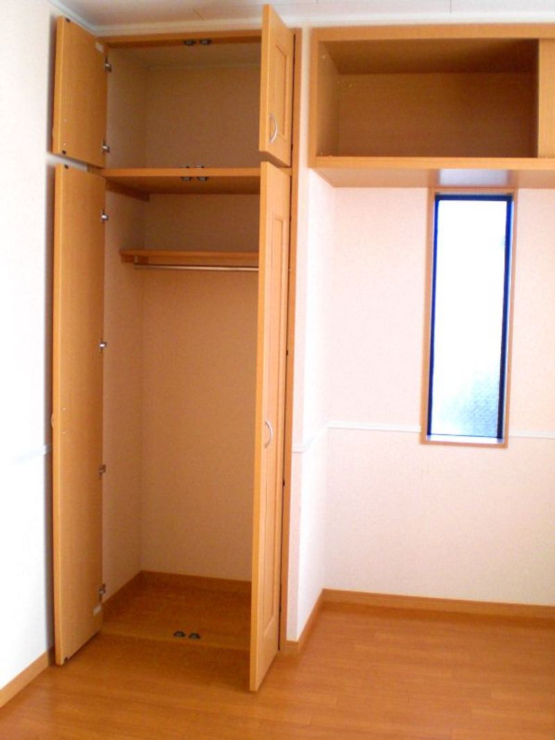 レオパレスラ　グレージュ 収納