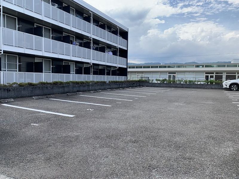 レオパレスアデッソⅠ 駐車場