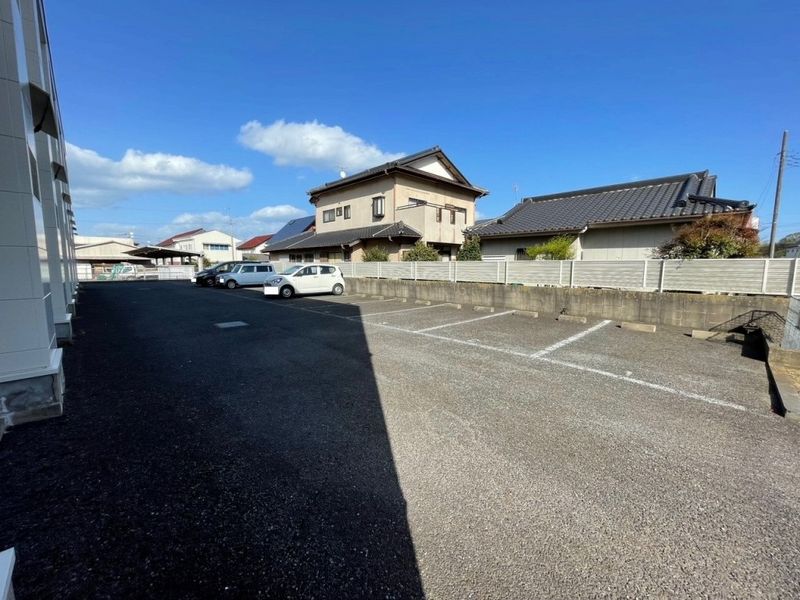 レオパレス三樹 駐車場