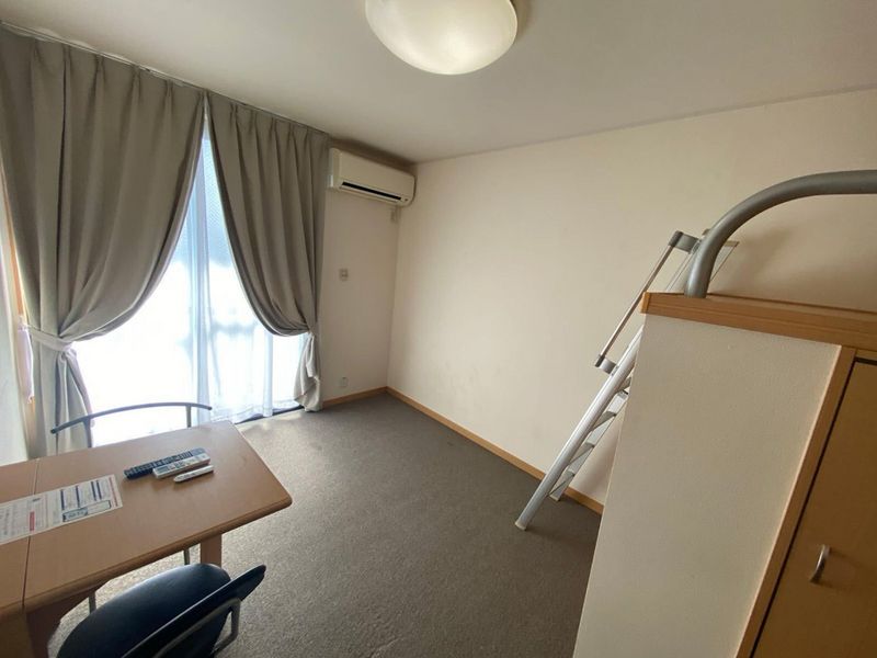 レオパレスグリーンフォレスト 居間