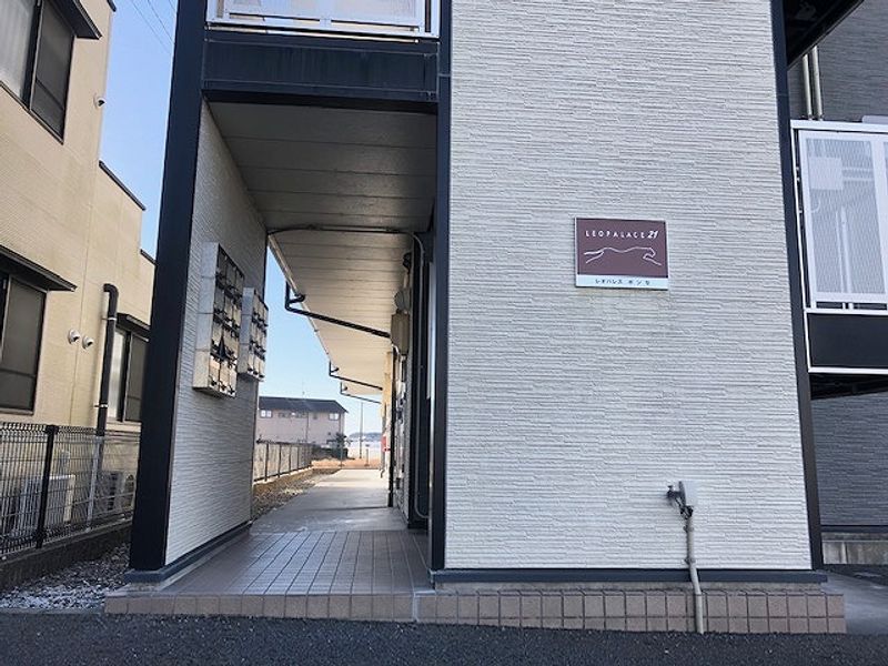 レオパレスポンセ エントランス