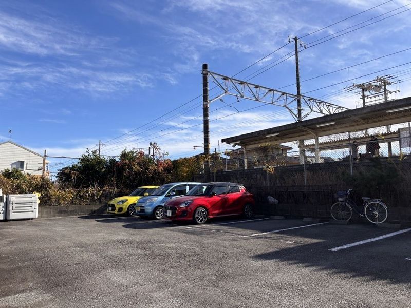 レオパレスメイホワール 駐車場