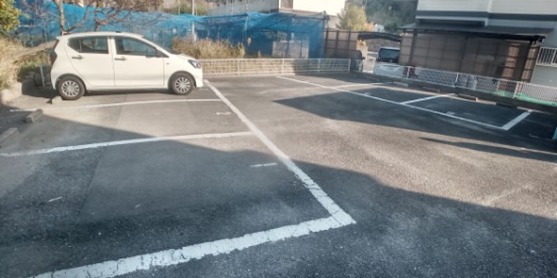 レオパレスフカサカ 駐車場