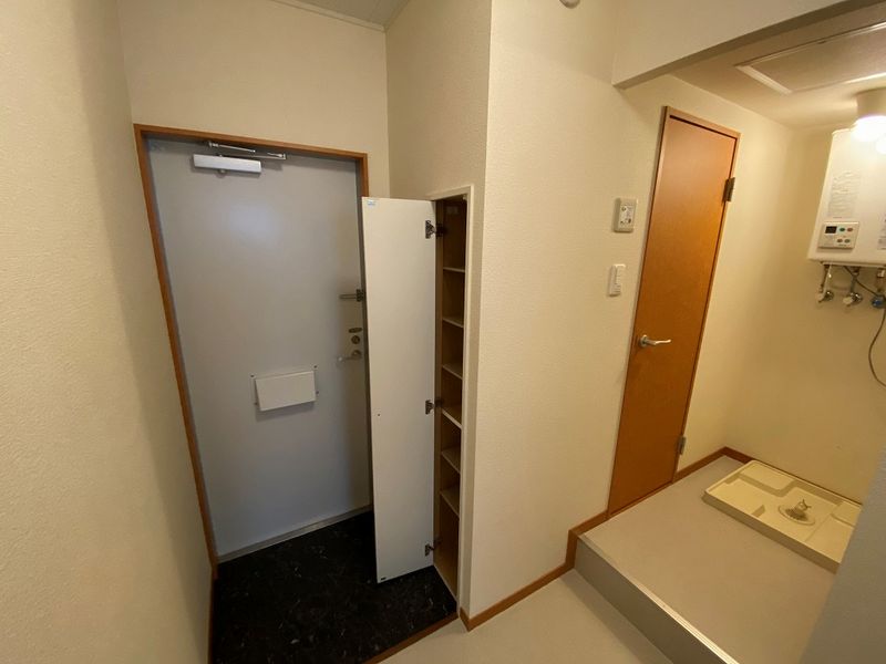 レオパレスこまくさ 玄関