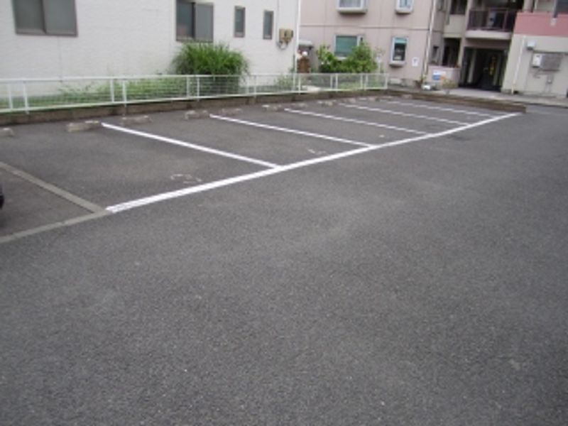 レオパレスストーリア 駐車場