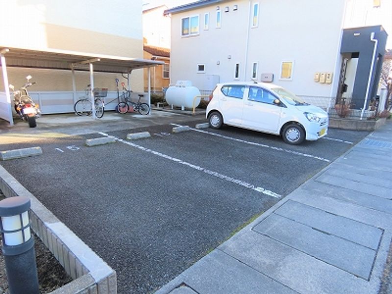 レオパレスエトワール 駐車場