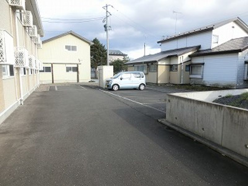 レオパレスピースフル 駐車場