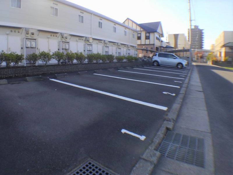 レオパレスブラン 駐車場