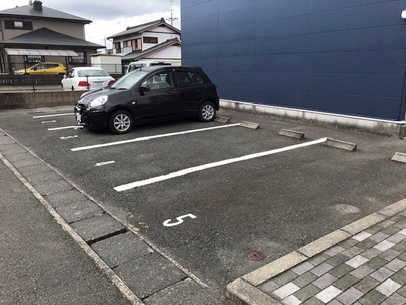 レオパレスレイワ 駐車場