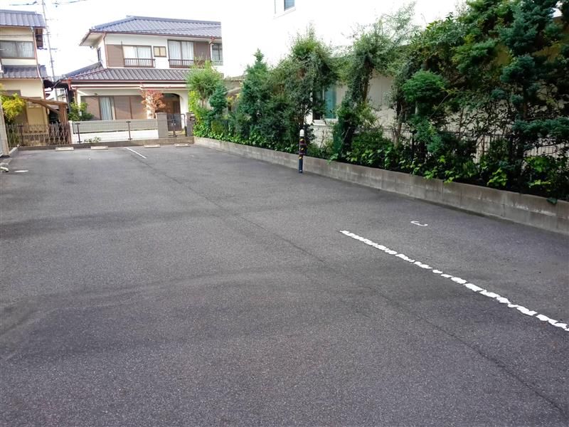 レオパレスプラムフィールド 駐車場