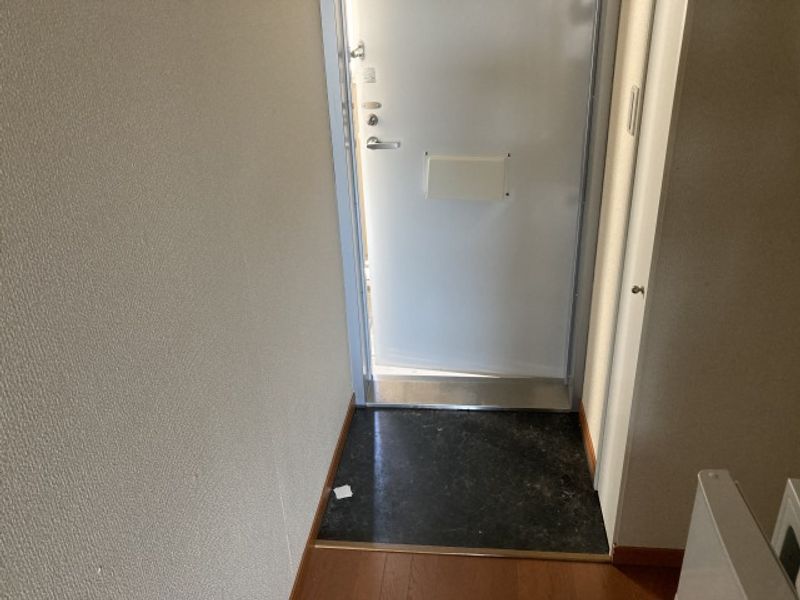 レオパレス薬師 玄関