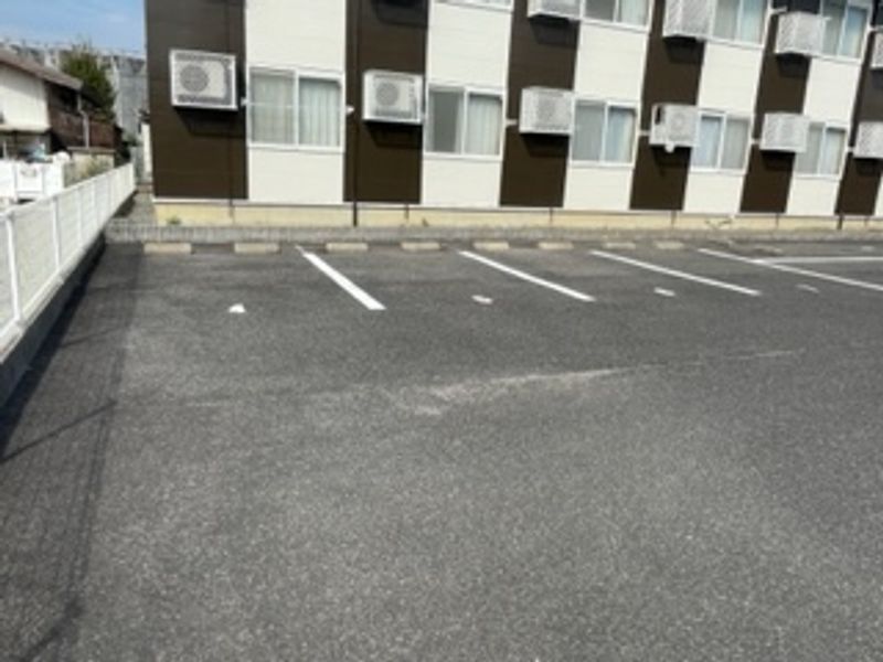 レオパレス花 駐車場