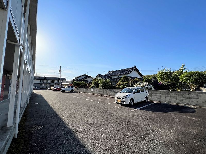 レオパレス瑞穂 駐車場