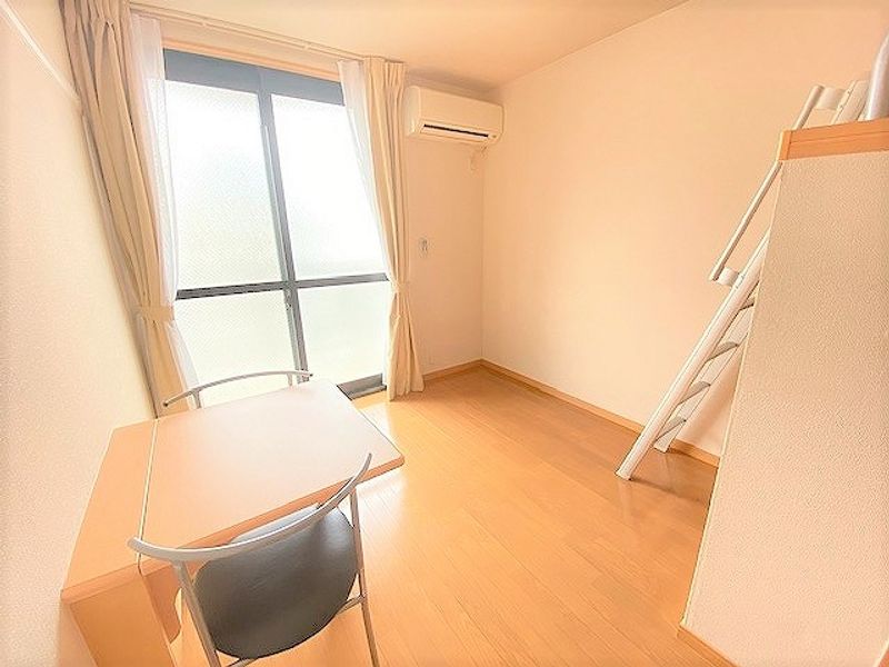 レオパレス二之宮 居間