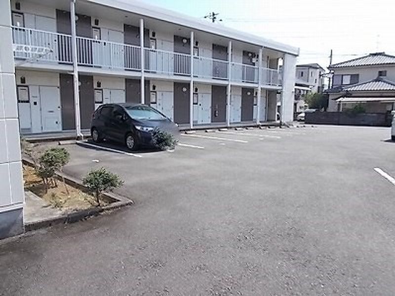 レオパレスジュリアン 駐車場