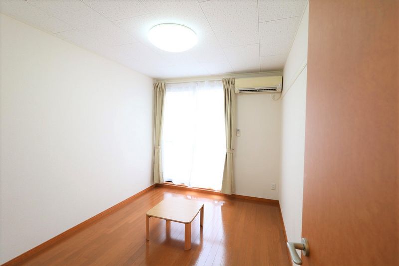 レオパレス吉川 居間