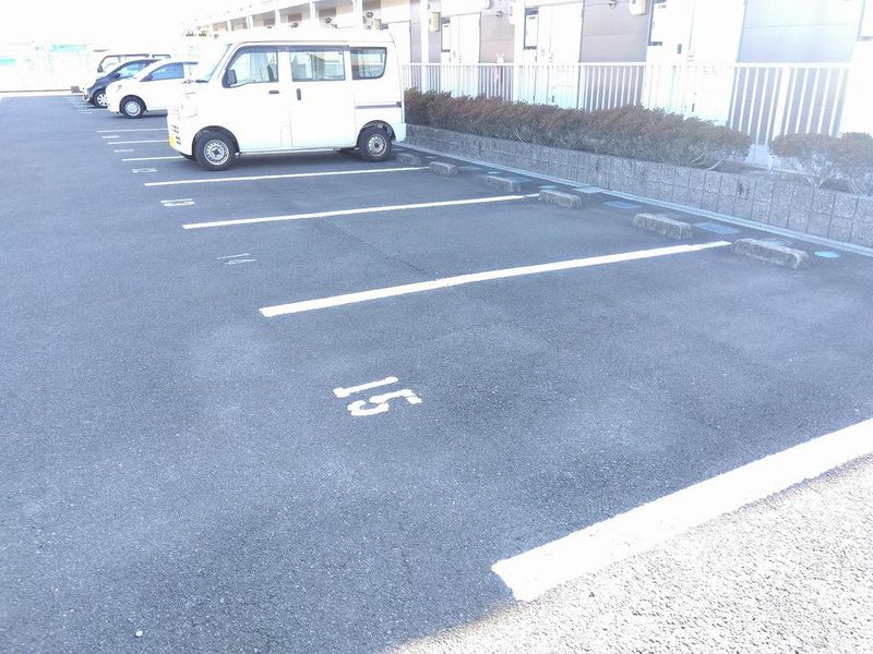レオパレス城南 駐車場