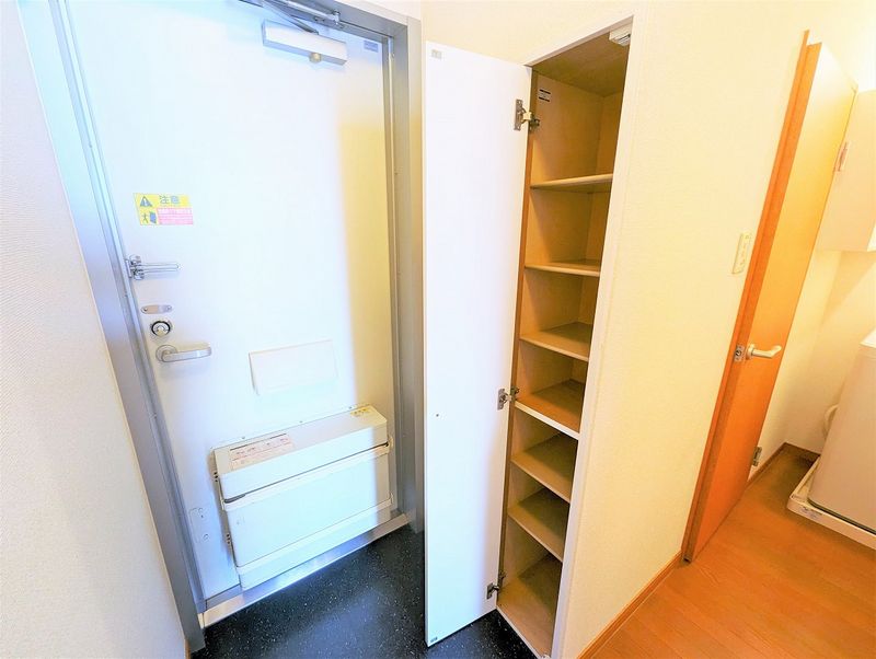 レオパレスオアシス 玄関