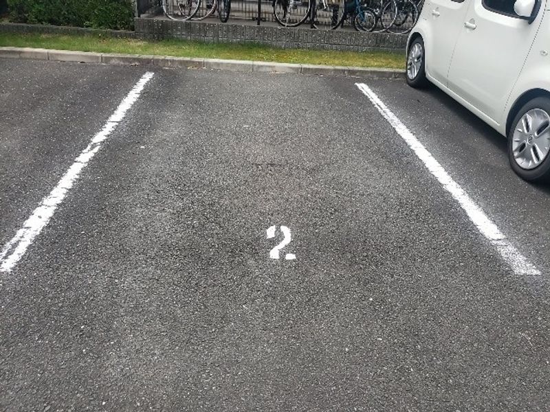 レオパレスグレイスⅣ 駐車場
