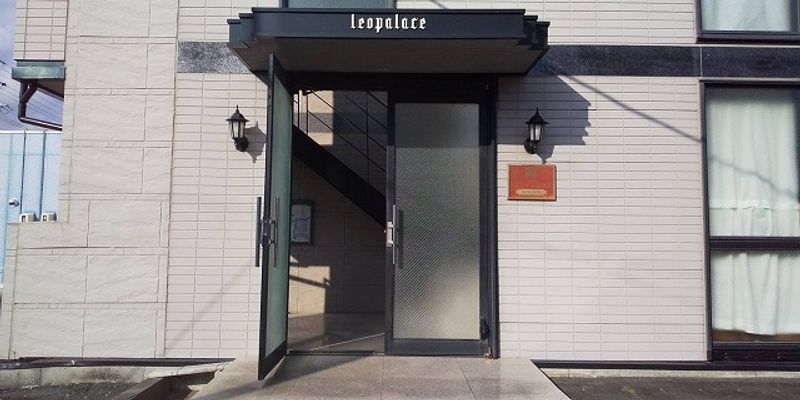 レオパレスイーストリバー エントランス
