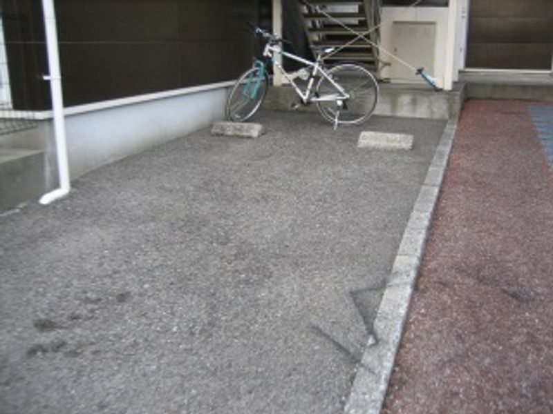 レオパレスエスポワール比島 駐車場