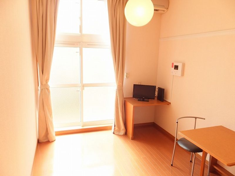 レオパレスツインズクレイン 居間