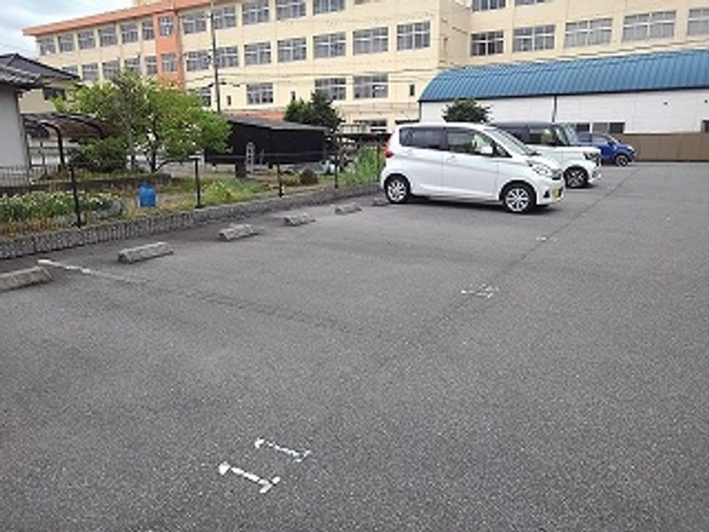 レオパレスアネックス北野 駐車場